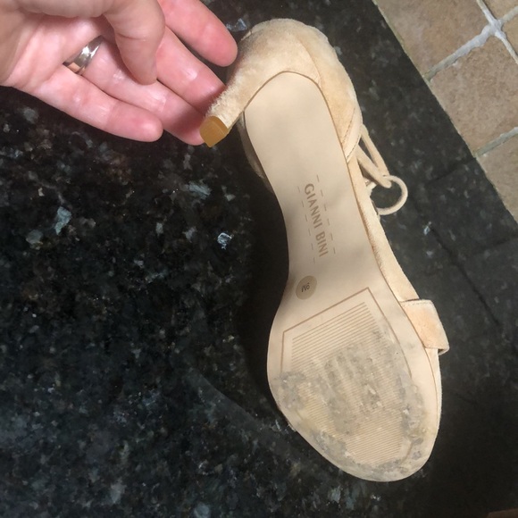 Beige suede heels - Picture 3 of 4